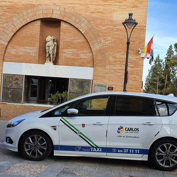 Radio Taxi Mérida vehículo estacionado