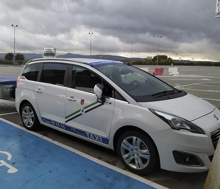 Radio Taxi Mérida coche en estacionamiento